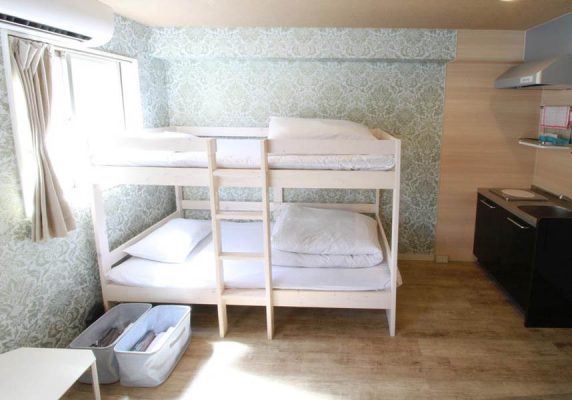 お部屋には電子レンジ、冷蔵庫、ポット、バスタブ、ヘアドライヤー、デスク、エアコンが備わっています。バスルームは共用です。
