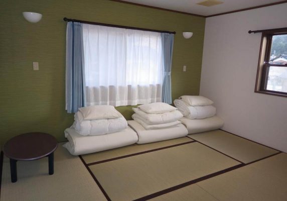 お部屋にはポットが付いています。バスルーム(バスタブまたはシャワー付)は共用です。オーブンも備わります。