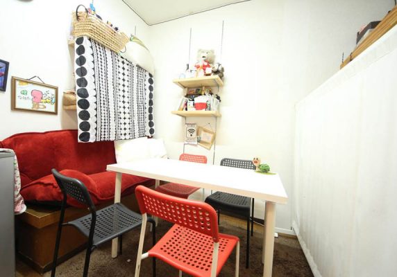 ゲストハウスの各部屋にはデスク、ポット、電子レンジが備わります。一部のお部屋にはキッチン(オーブン付)が付いています。