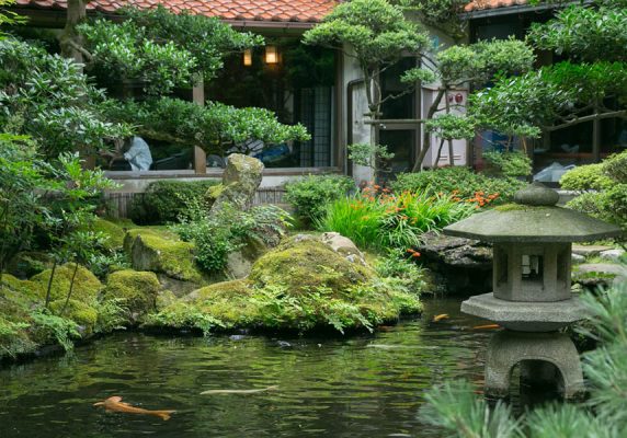 法師の庭は季節によって一段と表情豊かにその趣を深めます。 秋の紅葉、冬景色、春の桜、夏の清流の涼。 存分に庭の四季をお楽しみくださいませ。
