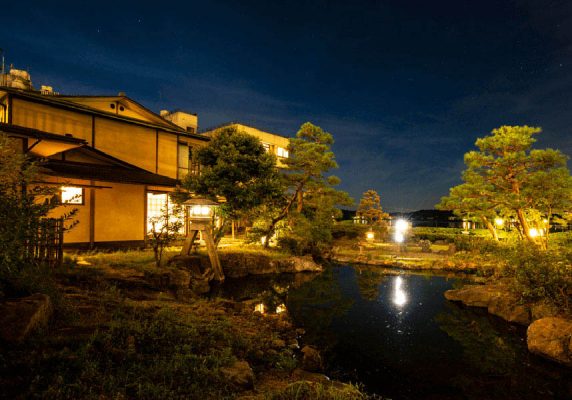 片山津温泉地区にある宿泊施設で、レストラン、無料シャトルサービス、荷物預かりを利用できます。湯快リゾート 片山津温泉 矢田屋松濤園から山代温泉まで9km、最寄り空港の小松空港まで12kmです。
