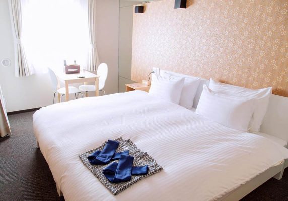 お部屋にはデスク、専用バスルーム、ポット、ワードローブが備わります。一部のお部屋にはテラスが付いており、市街の景色を望むお部屋も用意しています。