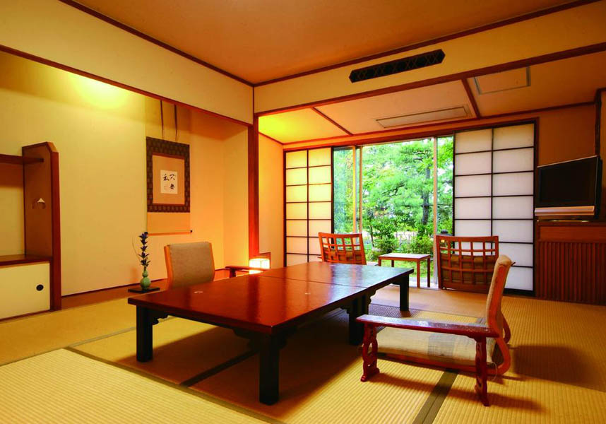 お部屋は障子のある畳敷きの落ち着いた内装で、布団、衛星テレビ、冷蔵庫、専用バスルームが備わっています。無料Wi-Fiを提供しています。文珠荘は、日本三景のひとつである天橋立にあり、知恩寺や磯清水(いそしみず)も近くです。