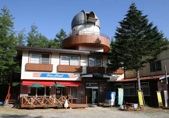 マナスル山荘天文館(旧名称;マナスル山荘新館)は富士見町にある宿泊施設で、庭園、共用ラウンジ、無料Wi-Fi、レストランを提供しています。 バスルーム(ビデ付)は共用です。