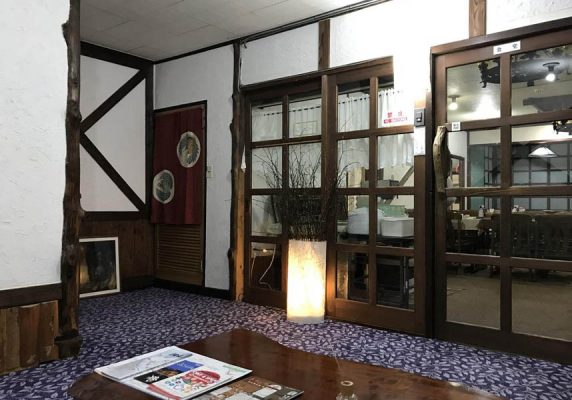 長野県野沢温泉村にある信州野沢温泉 愛岳荘は、柄沢ゴンドラリフトまで徒歩5分、長坂ゴンドラリフトまで徒歩約15分の宿泊施設です。館内全域で無料Wi-Fiを利用できます。