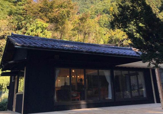 長野市にあるほしな屋は、バーベキュー設備、庭園、テラスを併設する宿泊施設で、善光寺から13km、戸隠神社から35kmです。設備の整ったキッチンを利用できます。