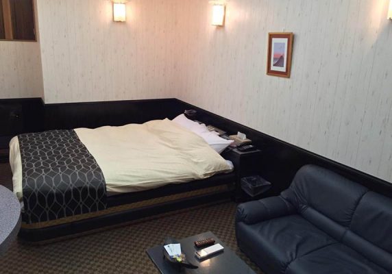 真鶴町に位置し、真鶴港から3.7kmの場所にあります。すべてのお部屋に、エアコン、無料Wi-Fi、衛星テレビ、専用バスルームが備わっています。