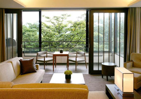 広々としたお部屋(大理石のバスルーム付)、24時間対応のコンシェルジュサービス、箱根の美しい自然を眺められるバルコニー、地域内最大規模のスパ、屋内の温泉を提供しています