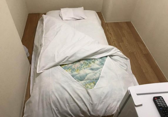 白百合荘(男性向け)は横浜市にあり、エアコン付きのユニットを提供しています。横浜マリンタワーから1.6km、三渓園から5km、日産スタジアムから11kmです。