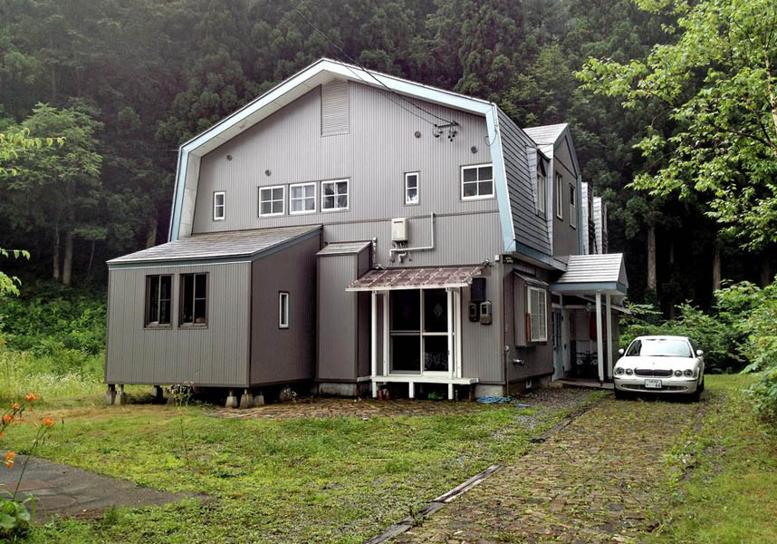 静かな山の風景に囲まれたキャンティ シャレーは、長野県の白馬渓谷にある小谷村に位置し、栂池高原スキー場からわずか1.4kmです。滞在中は館内全域での無料Wi-Fiを利用できます。