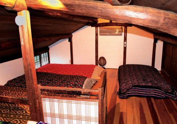 古都里庵のお部屋はウッドフロアまたは畳敷きで、それぞれが襖で仕切られています。床から天井までの窓から美しい日本庭園を一望できるほか、囲炉裏、布団、有線インターネットを利用できます。