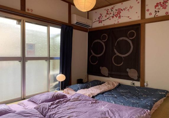 お部屋にはバルコニー、専用バスルーム(バスタブ、無料バスアメニティ付)、キッチン(電子レンジ、冷蔵庫、コンロ付)、洗濯機、薄型テレビが備わっています。