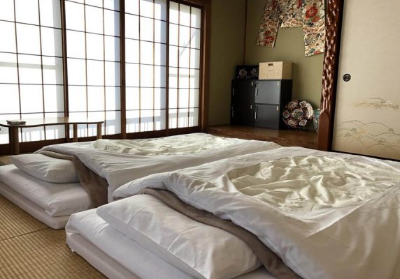 女性専用ドミトリールームや各種個室をご用意しております。バスルームは共用です。共用キッチン(電子レンジ、コンロ、冷蔵庫付)があります。無料Wi-Fiが利用できます。羽織りを着て無料で写真撮影できます。