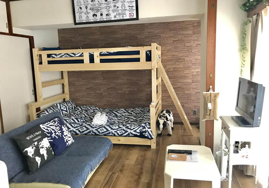 各お部屋にバルコニー、エアコン、キッチン(電子レンジ、冷蔵庫、電気ポット付)、洗濯機、デスク、ワードローブ、薄型テレビ、バスルーム(バスアメニティ付)、無料Wi-Fiが備わります。