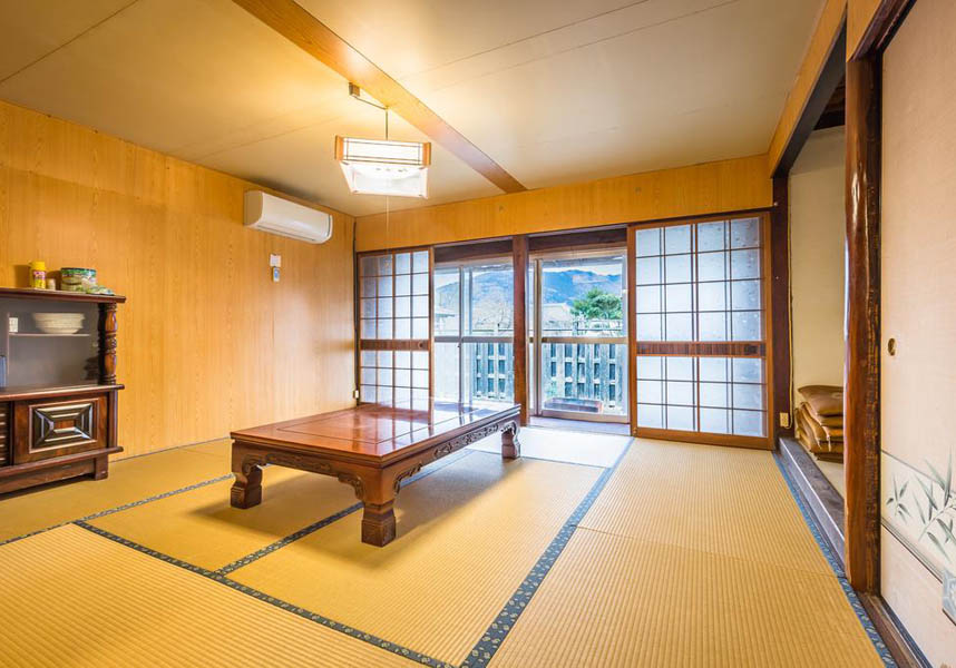 のどけやは美馬市にあり、庭園、バー、庭園の景色を望むお部屋(エアコン、デスク、無料Wi-Fi付)を提供しています。お部屋にはシーティングエリアがあり、バスルーム(シャワー付)は共用です。
