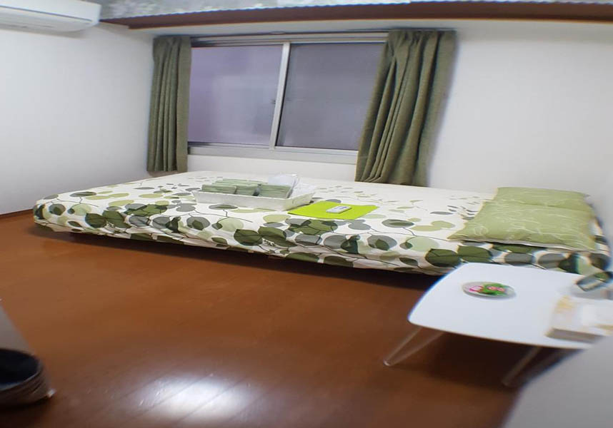 お部屋にはシーティングエリア、一部のお部屋には簡易キッチン(電子レンジ、トースター付)もあります。すべてのお部屋に薄型テレビが備わり、無料バスアメニティを用意しています。