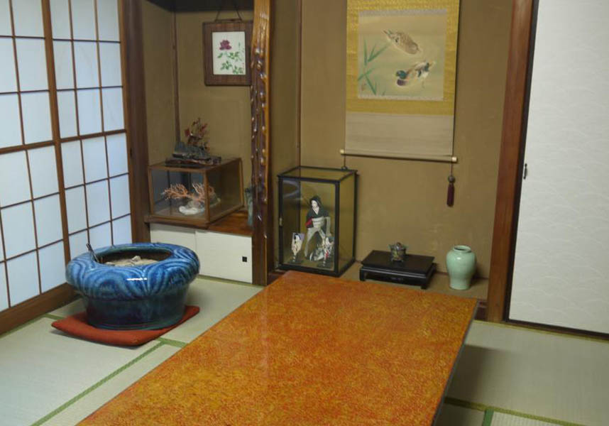 畳敷きのすべての客室には、布団、薄型テレビ、シーティングエリア、座卓が備わ??っています。共用シャワーを使用でき、バスアメニティも一部用意しています。歯ブラシ、バスタオルは追加料金で利用できます。