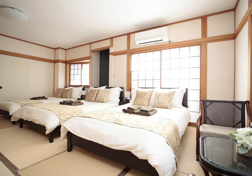 「浅草」は東京都台東区に位置し、バー、専用バルコニーを提供しています。別荘には、ベッドルーム4室、リビングルーム、設備の整ったキッチン、薄型テレビが備わっています。