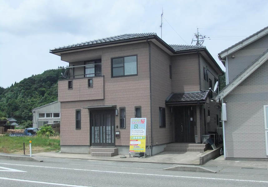輪島市内に位置する「能登半島PR企画 良ちゃん」は、白米 千枚田から8kmの場所にあります。エアコンと無料Wi-Fiが備わる宿泊施設を提供しています。